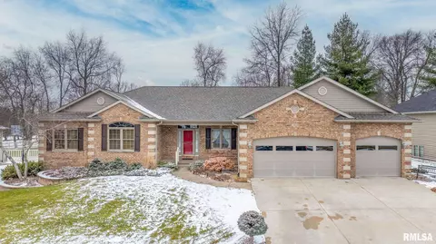 2808 Pioneer Ct, Davenport, IA 52804