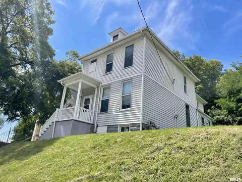 1430 Jersey Ridge Rd, Davenport, IA 52803