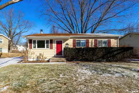 1204 Spruce Hills Dr, Bettendorf, IA 52722