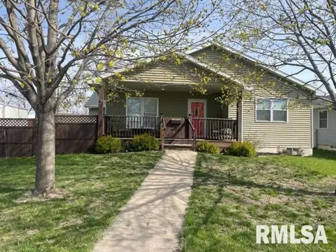 208 E 1st St, Tipton, IA 52772