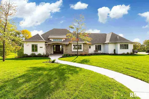 4877 Woodland Dr, Bettendorf, IA 52722