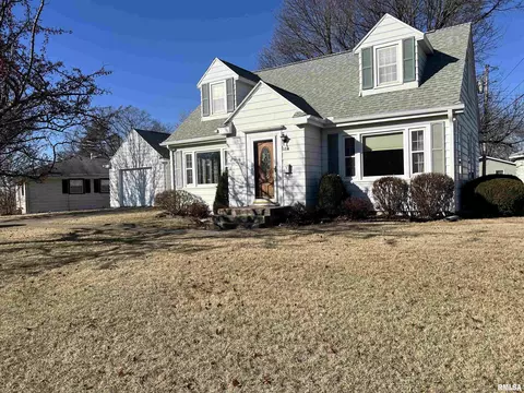 516 Highview Dr, Clinton, IA 52732