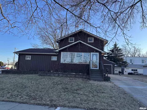 705 8th St, Dewitt, IA 52742