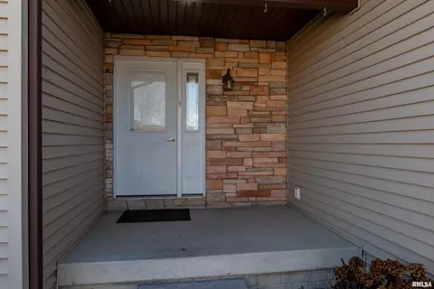 908 17th Ave, Silvis, IL 61282 photo 2