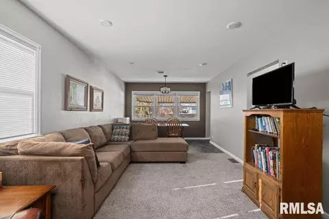 4003 26th St, Moline, IL 61265 photo 4