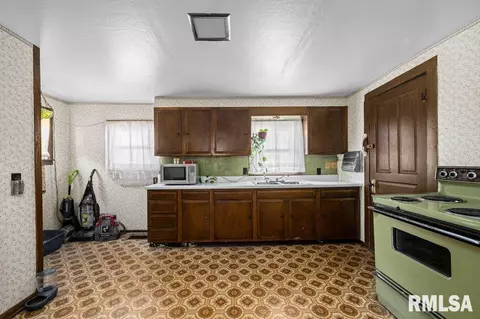 306 W 2nd St, Atkinson, IL 61235 photo 9