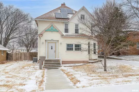 608 11th St, Dewitt, IA 52742