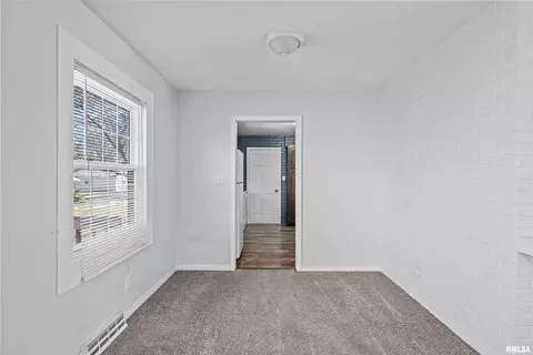 1207 12th St, Silvis, IL 61282 photo 4