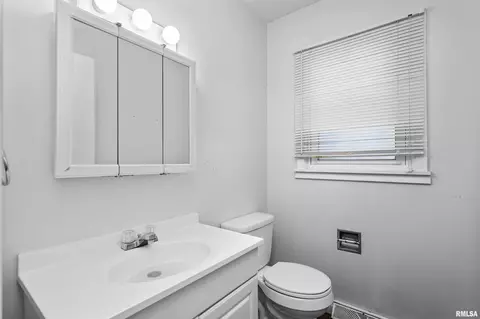 1207 12th St, Silvis, IL 61282 photo 10