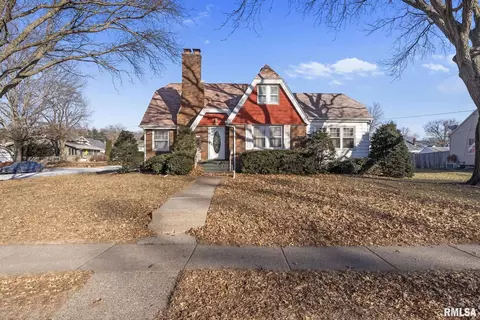 810 Holmes St, Bettendorf, IA 52722