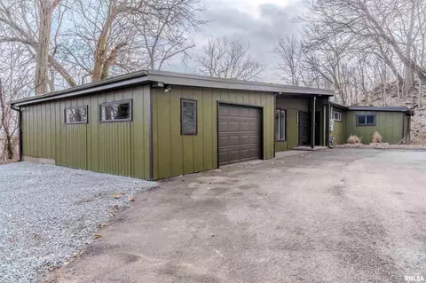 431 Woodland Dr, Clinton, IA 52732