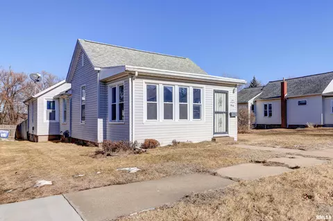 916 11th Ave S, Clinton, IA 52732