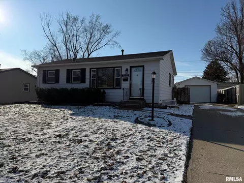3520 Greenbriar Dr, Bettendorf, IA 52722