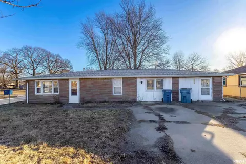 1001 11th St, Silvis, IL 61282