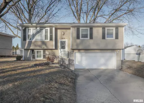 1636 Hitching Post Ln, Davenport, IA 52806