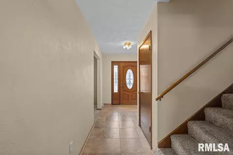 5309 36th Avenue Ct, Moline, IL 61265