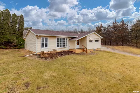 3736 Nobis Dr, Davenport, IA 52802