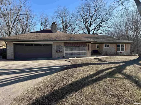1315 Cedar St, Davenport, IA 52804