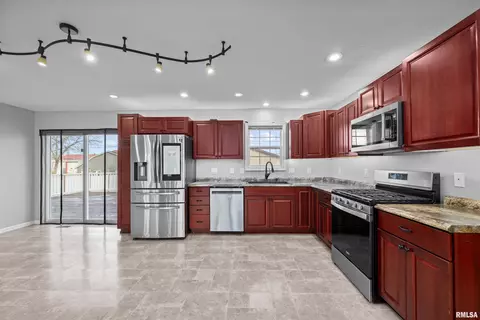 334 E Durant St, Walcott, IA 52773 photo 7