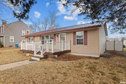 334 E Durant St, Walcott, IA 52773 photo 2