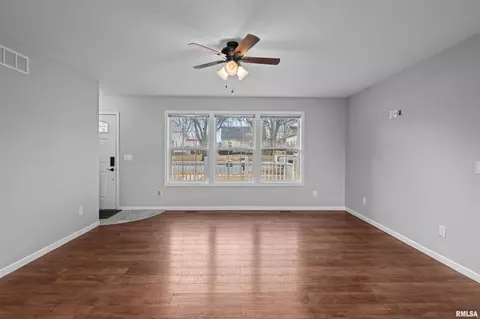 334 E Durant St, Walcott, IA 52773 photo 4