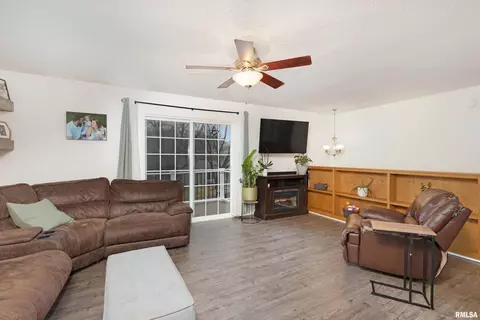 32 Park Ave, Park View, IA 52748 photo 6