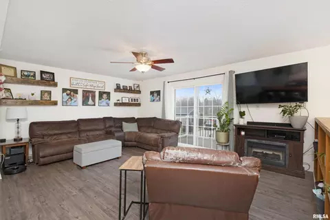 32 Park Ave, Park View, IA 52748 photo 5