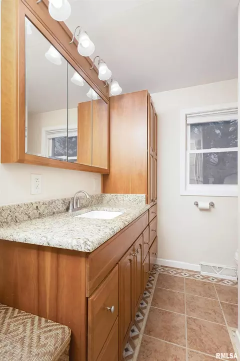 32 Park Ave, Park View, IA 52748 photo 16