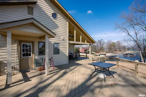 735 Crestwood Dr, Marion, IL 62959