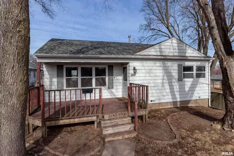 1352 W 37th St, Davenport, IA 52806
