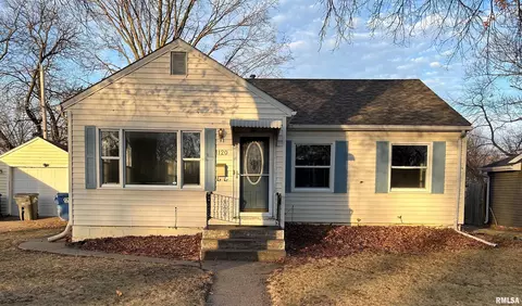 1120 15th St, Bettendorf, IA 52722