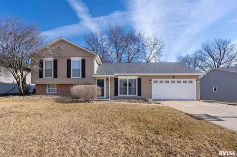 5715 Oakbrook Rd, Davenport, IA 52806