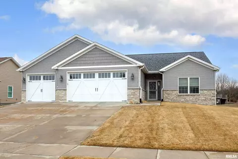244 W Torrey Pines Dr, Eldridge, IA 52748