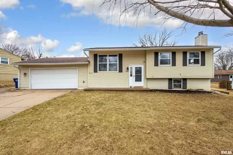 2903 Sunburst Ct, Bettendorf, IA 52722