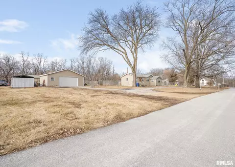 916 Ricker Hill Ct, Davenport, IA 52802