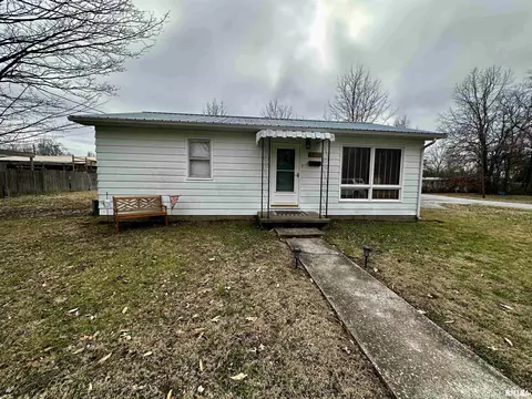 109 W Hull St, Mcleansboro, IL 62859