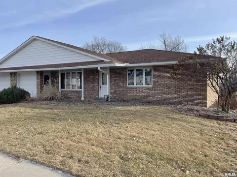 411 E 7th St, Dewitt, IA 52742