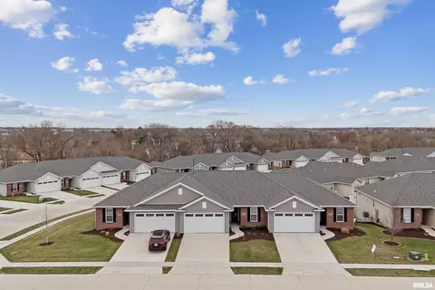 5691 Red Fox Rd, Bettendorf, IA 52722