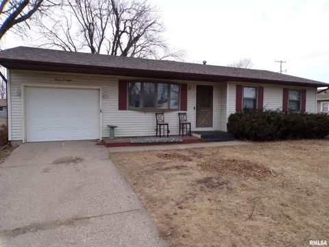 708 N 7th St, Eldridge, IA 52748