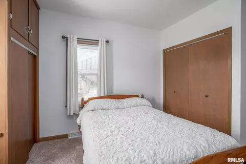 2413 44th St, Moline, IL 61265 photo 16