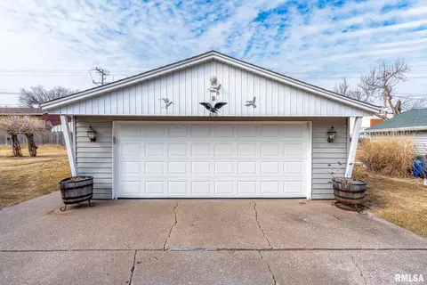 2413 44th St, Moline, IL 61265 photo 25