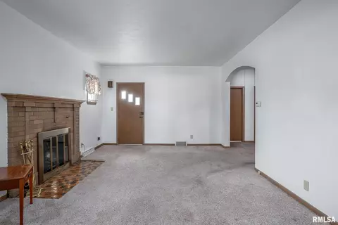 2413 44th St, Moline, IL 61265 photo 8