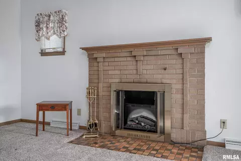 2413 44th St, Moline, IL 61265 photo 7
