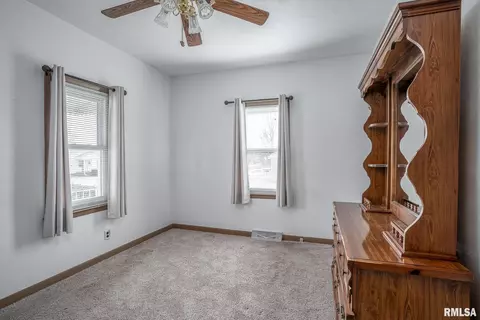 2413 44th St, Moline, IL 61265 photo 13