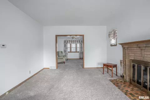 2413 44th St, Moline, IL 61265 photo 6