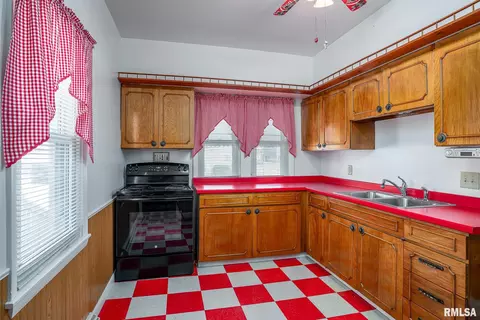 2413 44th St, Moline, IL 61265 photo 9