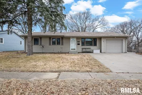 810 12th St, Silvis, IL 61282