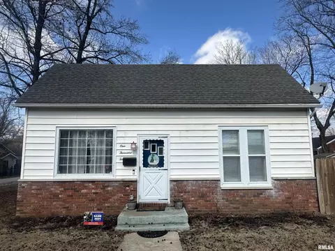 1002 E College St, Marion, IL 62959