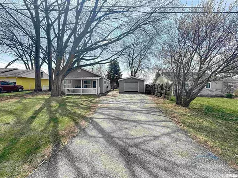 1018 Jones St, Le Claire, IA 52753