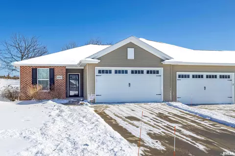 5597 E Creekside Ln, Bettendorf, IA 52722